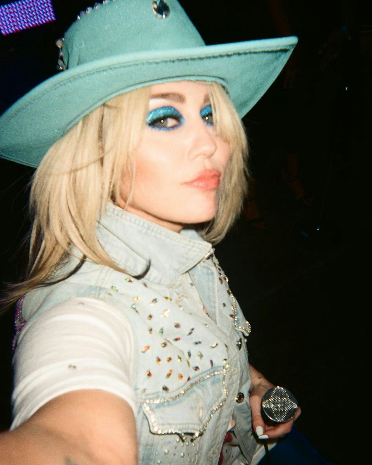 Miley Cyrus sporting faded blonde hair
