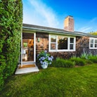 Sarah Jessica Parker's Hamptons home on Booking.com is great for a weekend getaway.