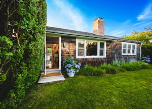 Sarah Jessica Parker's Hamptons home on Booking.com is great for a weekend getaway.