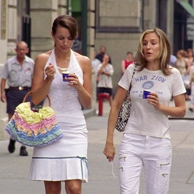 charlotte york and carrie bradshaw both wear white outfits in &lsquo;sex and the city&rsquo;