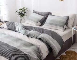 Made from microfiber, this duvet cover comes in modern prints.