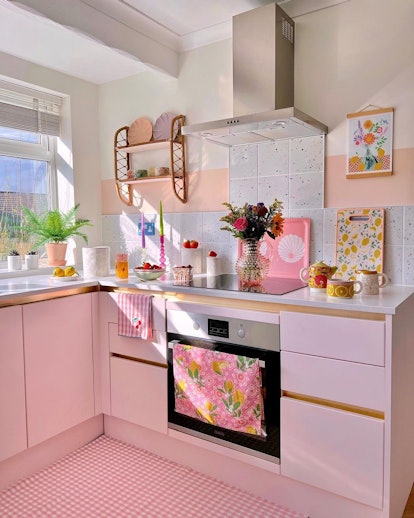 awesomeness!!!! a pink crock pot!!!!  Pink kitchen, Pink decor, Pastel  kitchen