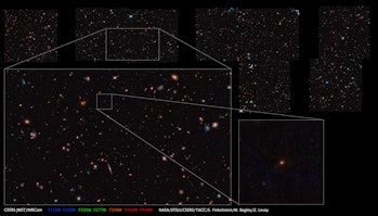 Acérquese a un punto rojo solitario que representa una galaxia distante