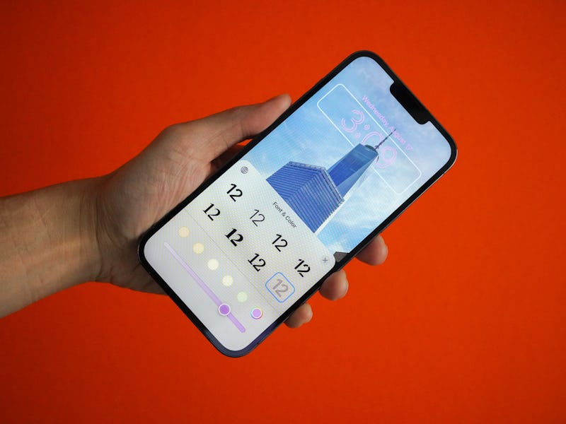 How to change your iPhone lock screen's clock font and color in iOS 16