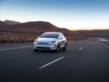 Le Tesla Model X est livré avec les fonctionnalités standard du pilote automatique dans tous les modèles de la société.