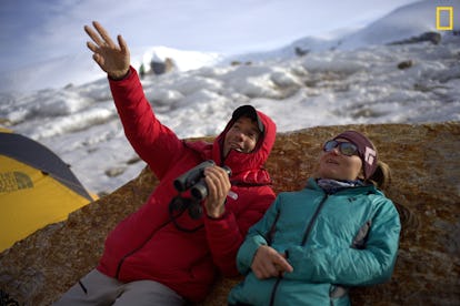 Zuerst den alten Ingmikortilaq besteigen 2 Honnold und Findlay legten sich hin, um Ingmikortilaq zu beobachten