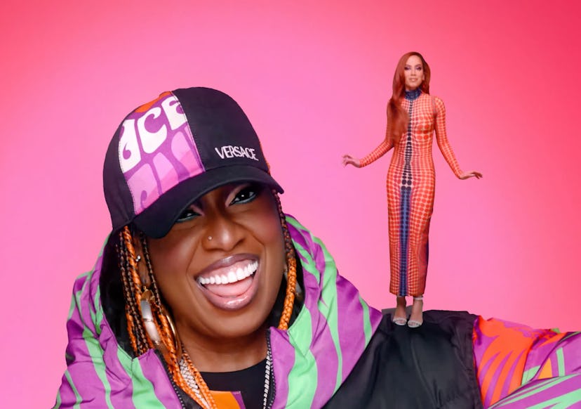 A mini Anitta standing on Missy Elliot's shoulder in their "Lobby" music video
