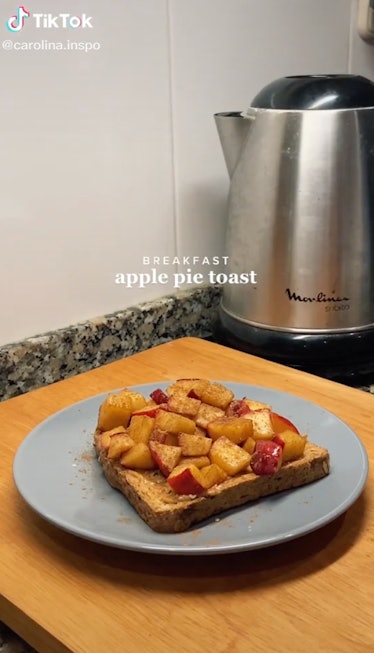 Apple Pie Toast is healthy and easy fall breakfast reacipe to try from TikTok. 