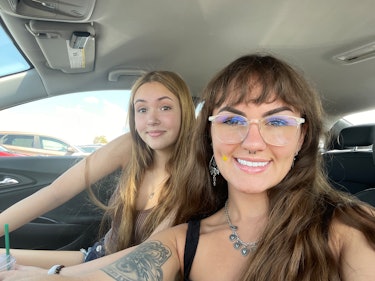 DentureTok influencer Faith Hill and her sister McKenzy in the car