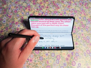 Jotting some notes on the bottom half while web browsing on the top of the Galaxy Z Fold 4.
