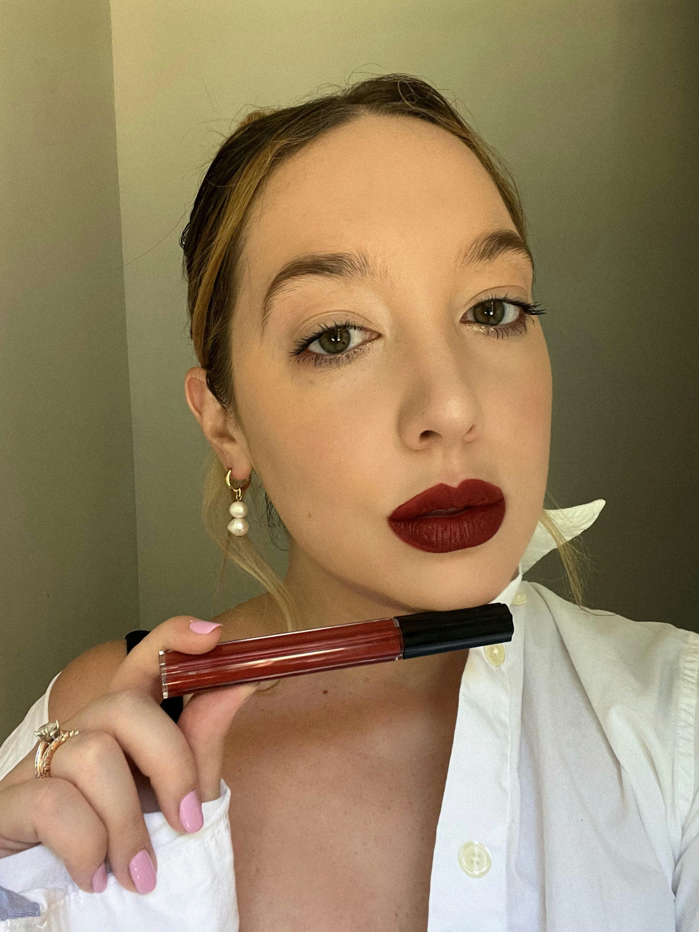 Here&rsquo;s a KVD Beauty Everlasting Hyperlight Liquid Lipstick review, along with swatches and a direct &hellip;