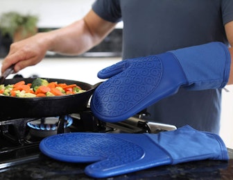 HOMWE Silicone Oven Mitts and Pot Holders (4 Pieces)