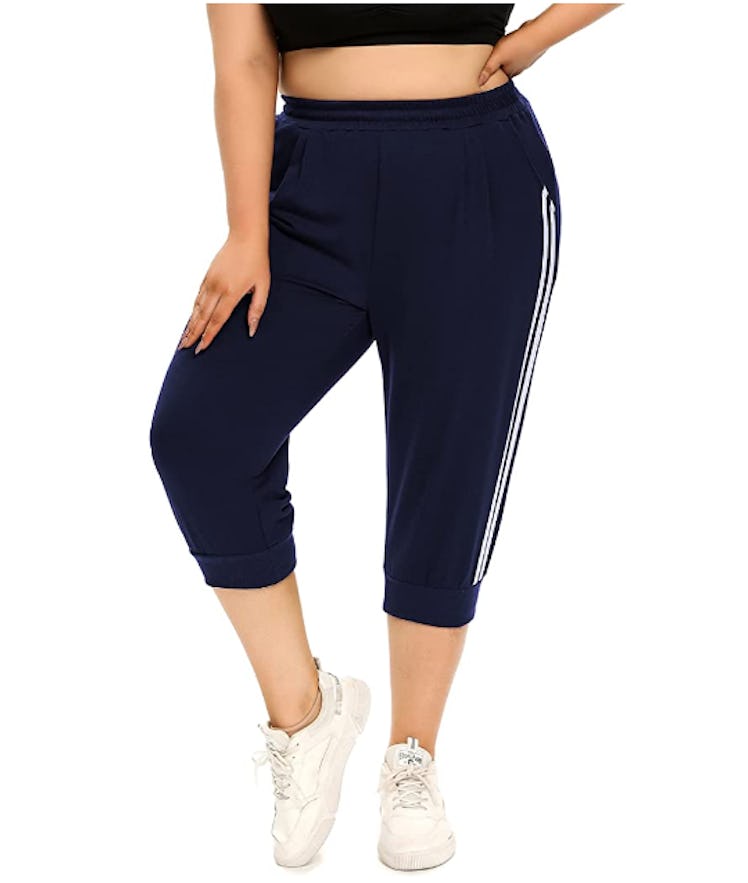 These plus-size summer joggers have a cropped fit and a sporty side stripe detail