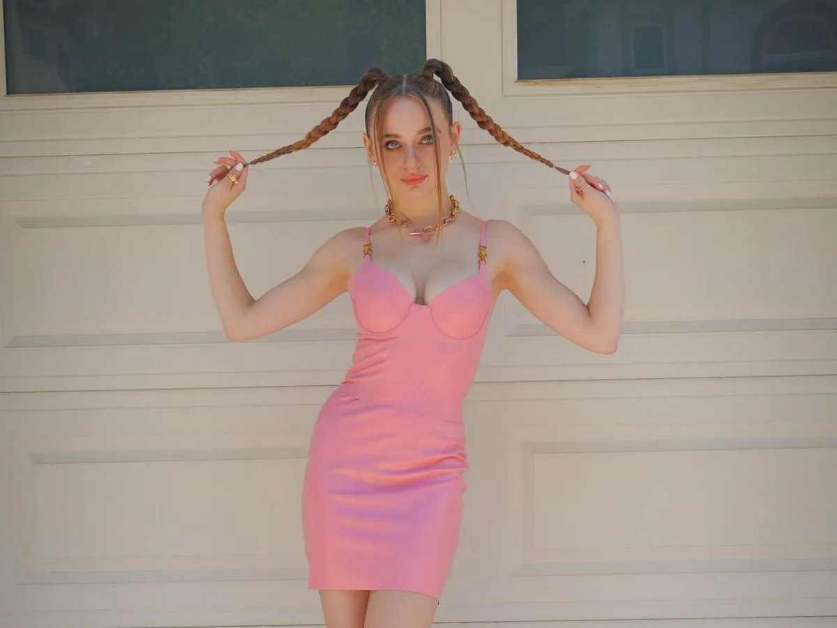 Joey King Channels Baby Spice in Ultra-Girly Look Joey King Channels Baby Spice in Ultra-Girly Look