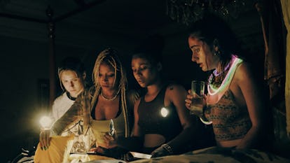 bodies game Maria Bakalova, Amandla Stenberg, Myha’la Herrold, Rachel Sennott in A24's 'Bodies, Bodies, Bodies'