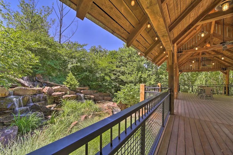 This home in Arkansas is one of the best Airbnbs for fall foliage in 2022. 