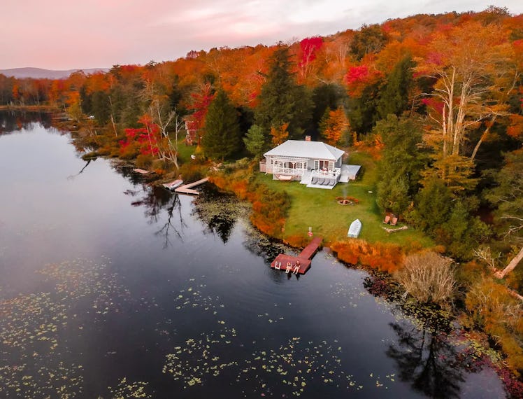 This Airbnb in New York is one of the best Airbnbs for fall foliage in 2022. 