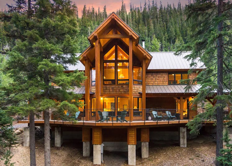 This luxury cabin in Oregon is one of the best Airbnbs for fall foliage in 2022. 