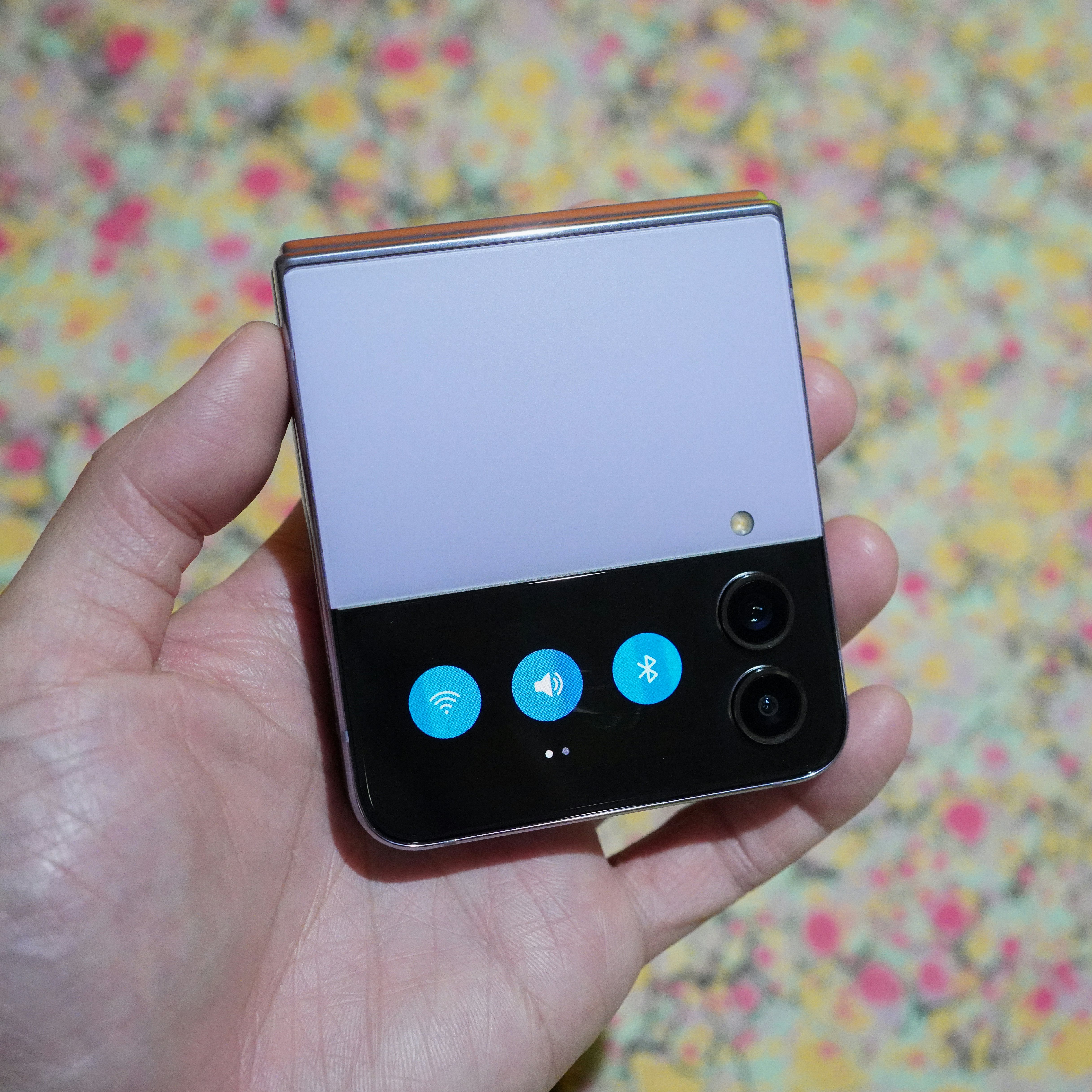 Samsung's Galaxy Z Flip 4 Looks Nostalgic, but Improves Where it Matters -  TheStreet