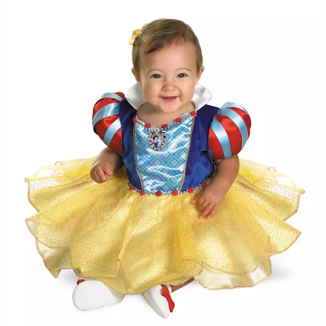 Disney lovers will appreciate this Snow White dress as part of a baby and dog Halloween costume.