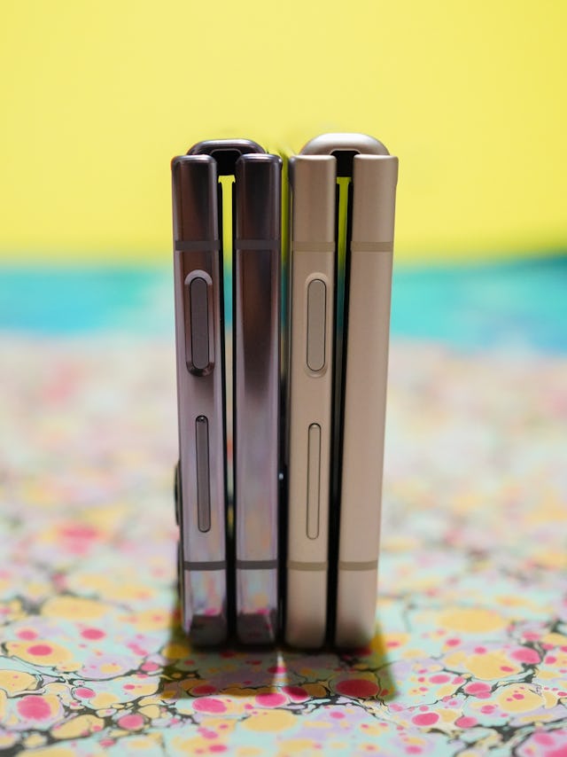 Can you tell that the hinge on the Z Flip 4 (left) is thinner than the one one the Z Flip 3 (right)?