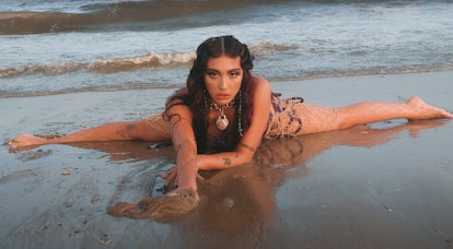 Lola Leon doing a split on the beach in Lolahol's 'Lock&Key' music video