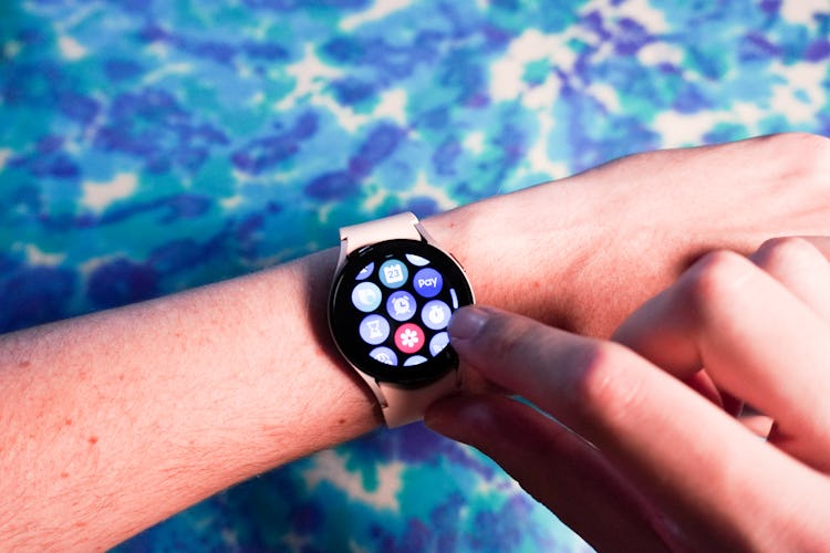 Scrolling through the app menu of the Galaxy Watch 5.