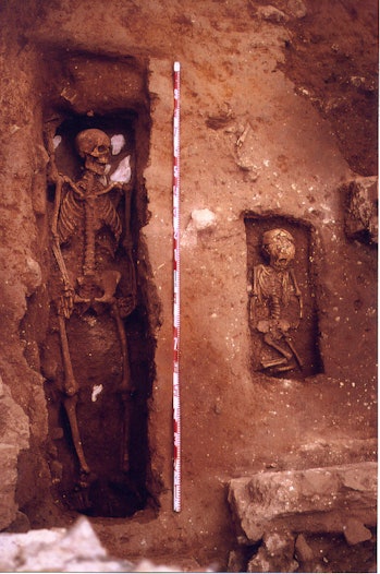 Graves at the Vila de Madrid.