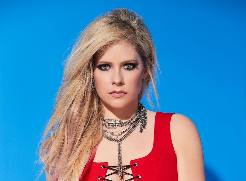 Avril Lavigne will present at the 2022 VMAs.