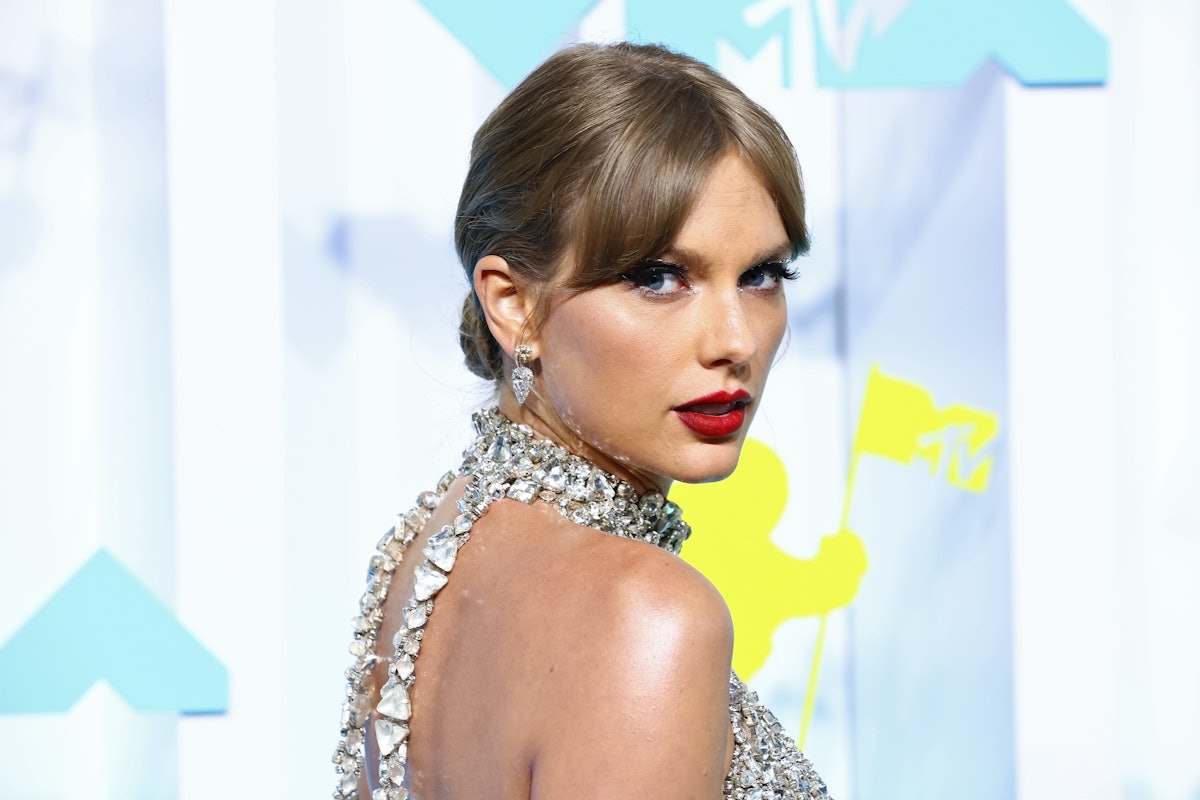 Taylor Swift's elegant bun was one of the best hairstyles on the MTV VMAs 2022 red carpet.