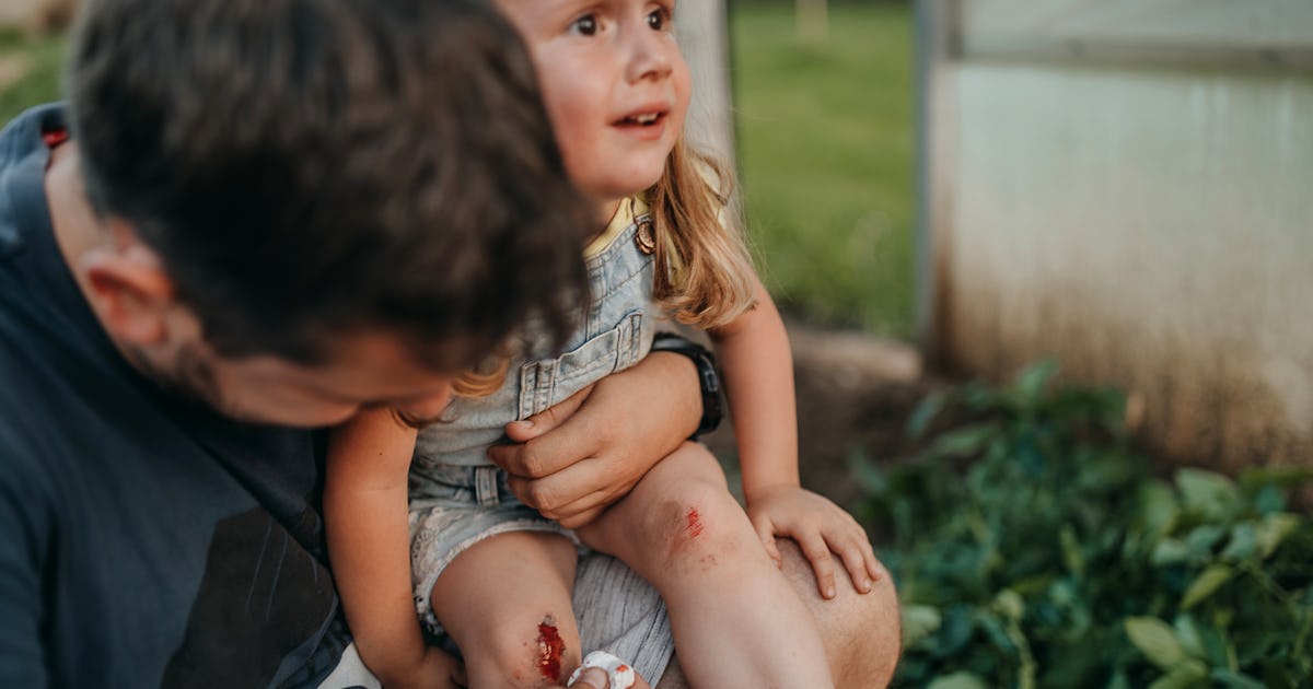 Eltern, die widerstandsfähige Kinder großziehen, reagieren so, wenn sie verletzt werden Eltern, die widerstandsfähige Kinder großziehen, reagieren so, wenn sie verletzt werden