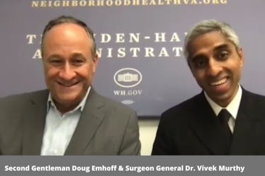 第二先生道格·埃姆霍夫坐在卫生局局长维维克·默蒂医生旁边。