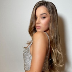 Hailee Steinfeld wearing the fluffy hair trend