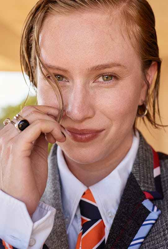 Hannah Einbinder in Thom Brown clothing and tie, Jennifer Fisher earrings, Khiry ring, Third Crown r...