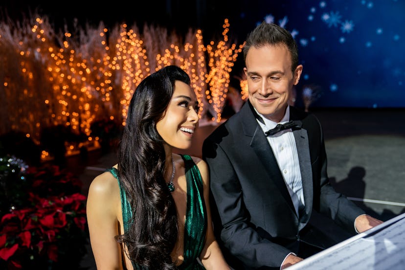 Freddie Prinze Jr. and Aimee Garcia in Netflix's Christmas with You