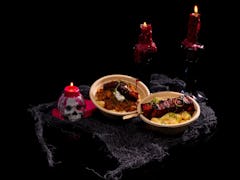 Universal Studio's Halloween Horror Nights food and drinks 2022 include macaroni and cheese bowls. 