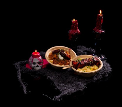 Universal Studio's Halloween Horror Nights food and drinks 2022 include macaroni and cheese bowls. 