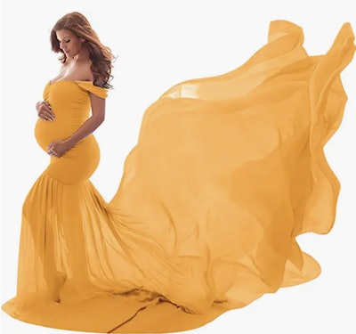 With an extra-long train, this OLEMEK style is one of the best maternity dresses for a photoshoot.