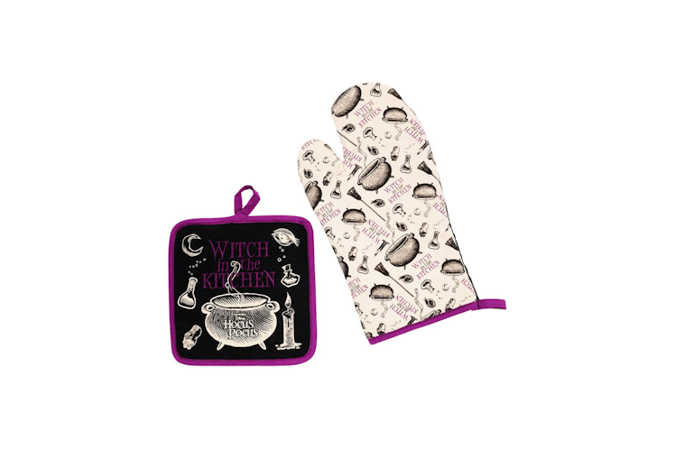 These oven mitts are part of the Spirit Halloween 'Hocus Pocus' 2022 decorations collection. 