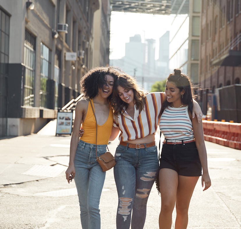 Young friends in the city, the ideal bachelorette party destination for their zodiac sign.