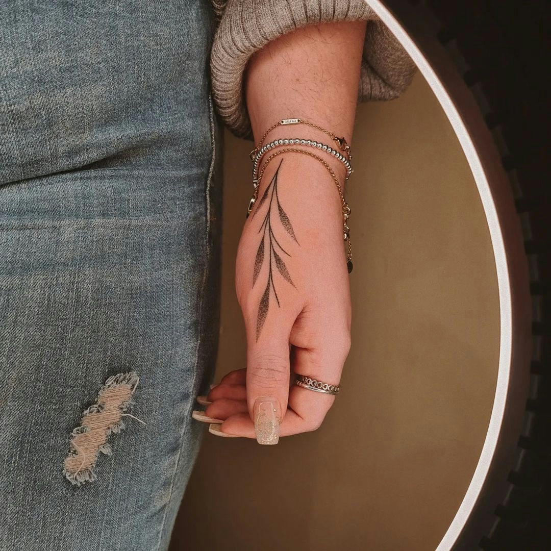 55 Beautiful Hand Tattoos For Women (With Photos) | Fabbon