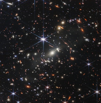 Una imagen de cientos o miles de galaxias en un área pequeña