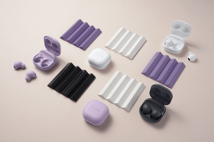 The three colors of the Galaxy Buds 2 Pro.