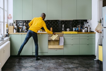 男人拿着抹布打扫厨房