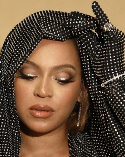 Beyoncé's Silver Siren Eyes Were Made For Nightclubs & Big Parties