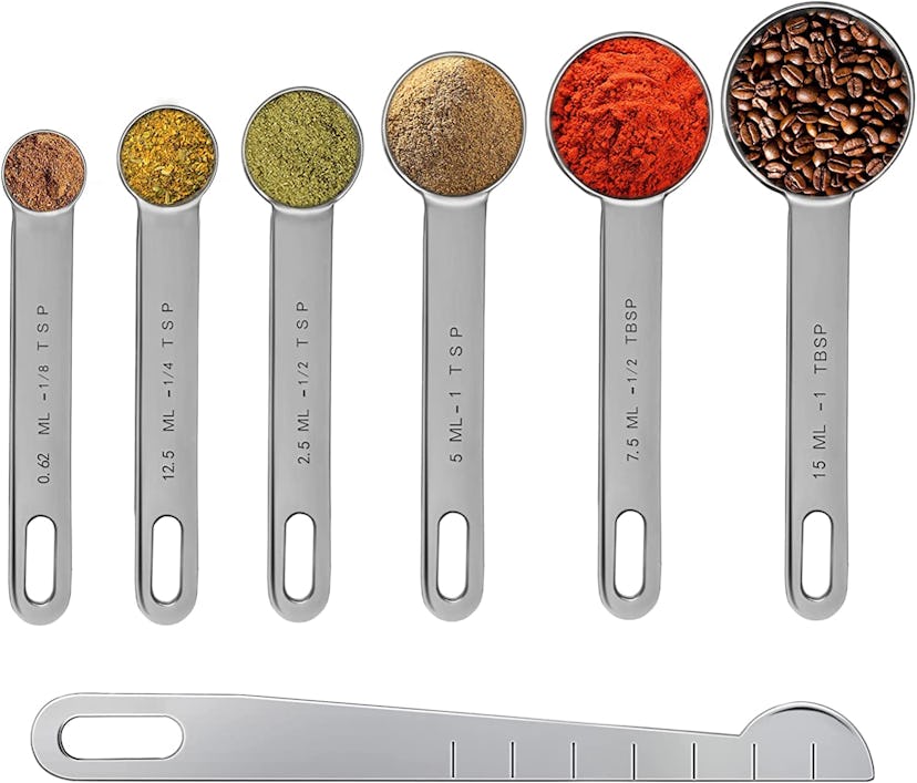 A 7-piece magnetic measuring spoon set is a kitchen staple.
