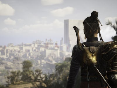 Nor, the protagonist of Flintlock: The Siege of Dawn, looks down on the city below her.