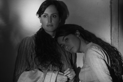 Natalia de Molina dans le rôle d'Elisa et Greta Fernández dans le rôle de Marcela dans 'Elisa & Marcela' via la presse de Netflix...