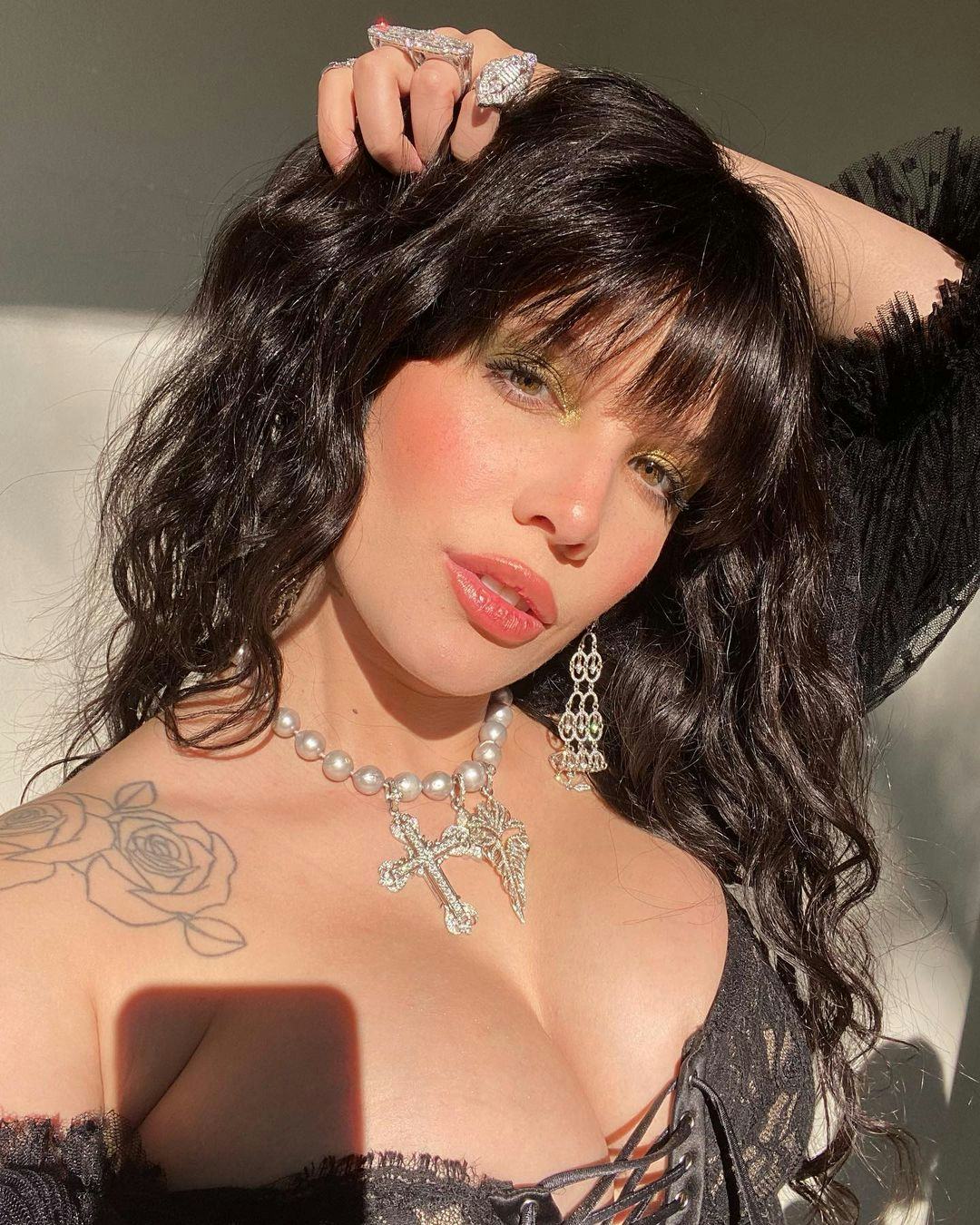 Halsey has linework roses on their shoulder.