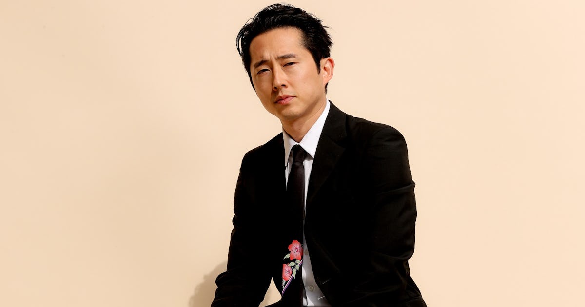 Wie man eine Blumenkrawatte wie Steven Yeun trägt Wie man eine Blumenkrawatte wie Steven Yeun trägt